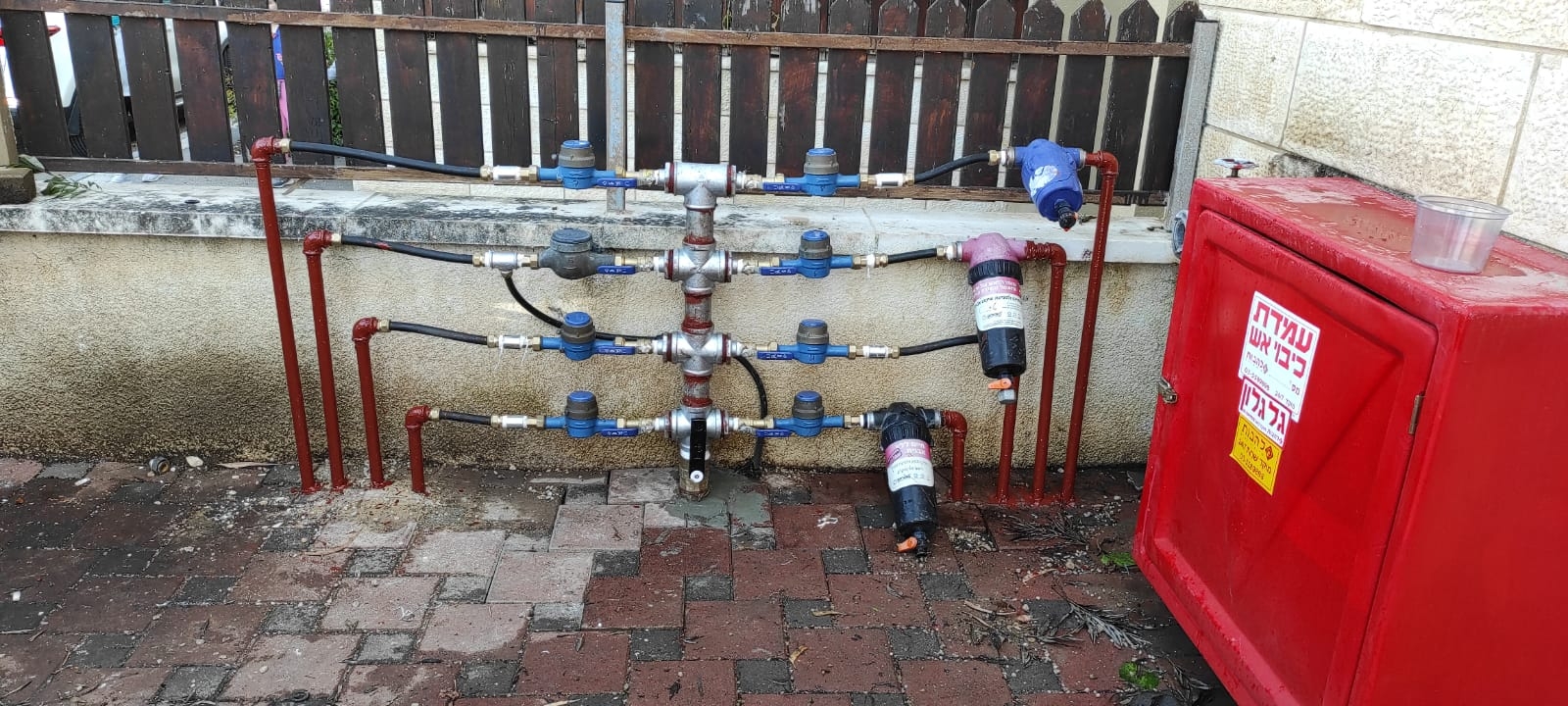 אחרי עבודה של של החלפת מחלק מים ראשי לבניין