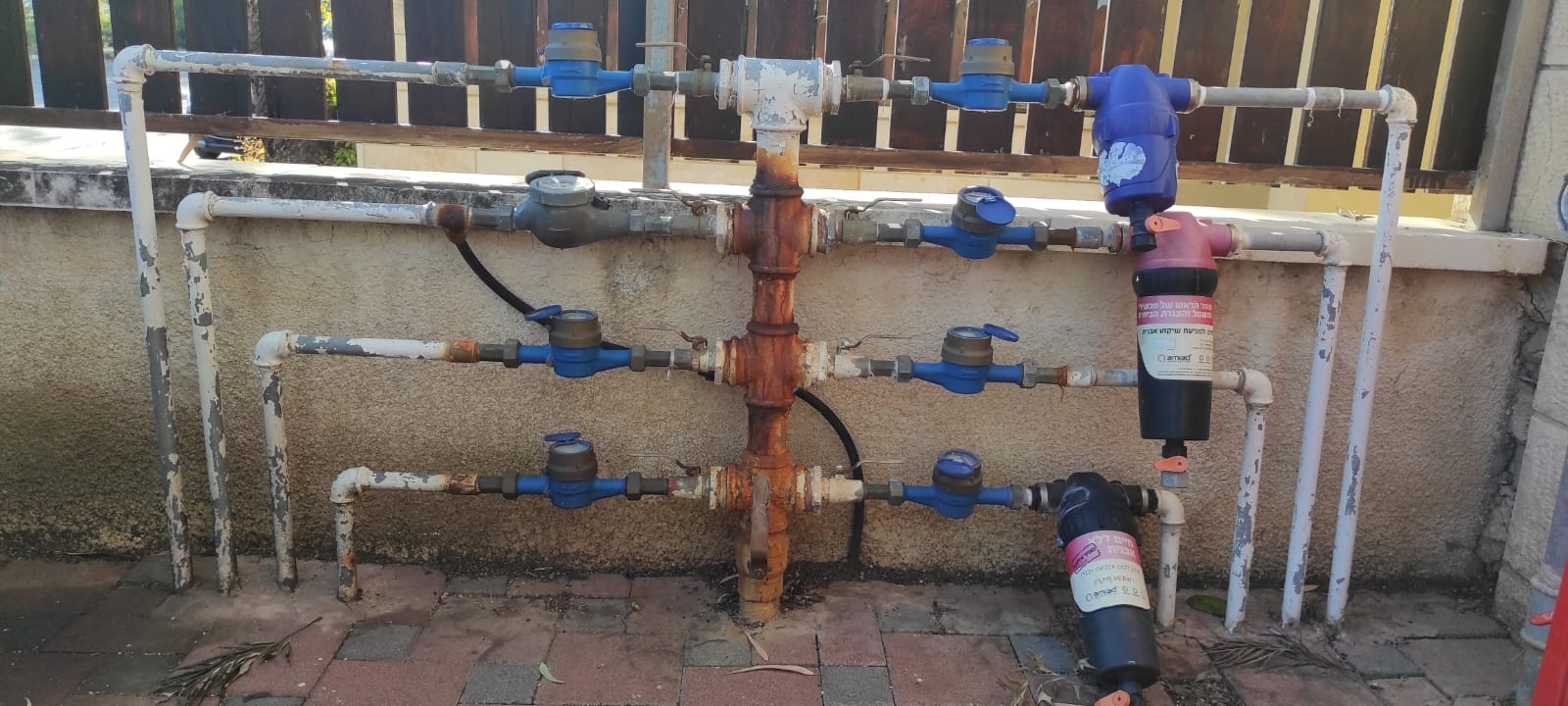 לפני עבודה של של החלפת מחלק מים ראשי לבניין