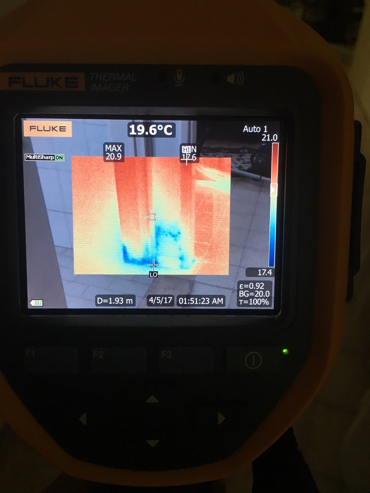 מבט דרך עין המצלמה על סימני הרטיבות הפעילה בקיר