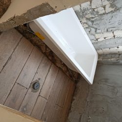 לאחר ריצוף רצפה והתקנת אמבטיה